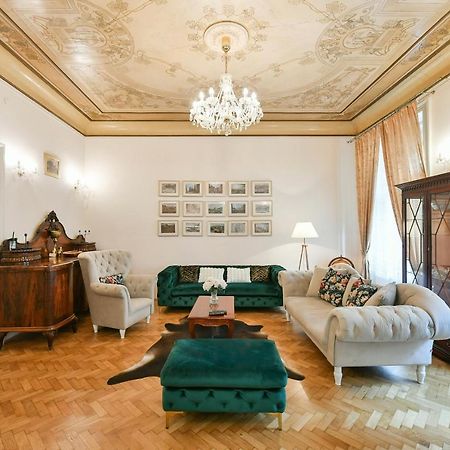 Stunning Charles Bridge Apartment Prague Exterior photo